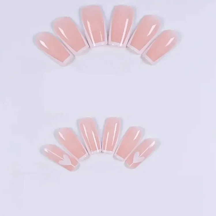 Elegante Herzdesign Nagelverstärkungen Karnz