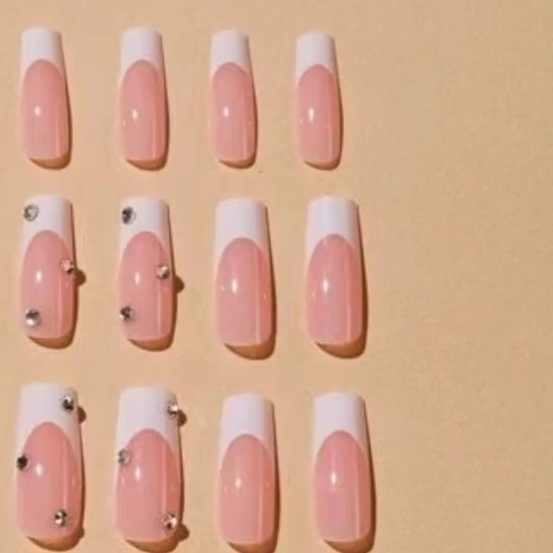Elegante mit Glitzer verzierten French Tip Acrylnägel Karnz