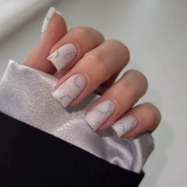 Elegante Gel-Maniküre Karnz
