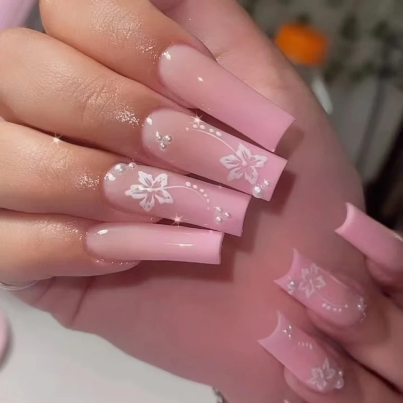 Elegante florale Nagelverlängerungen Karnz