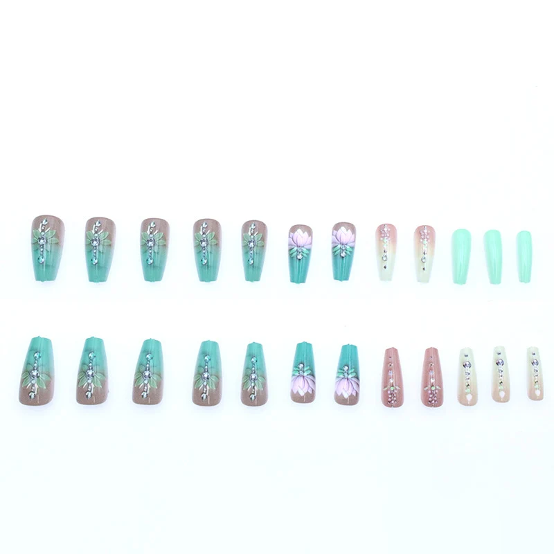 Elegante florale Edelstein-Nagelkunst Karnz
