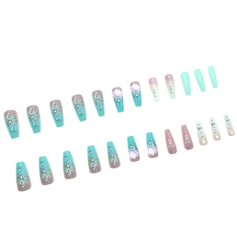 Elegante florale Edelstein-Nagelkunst Karnz