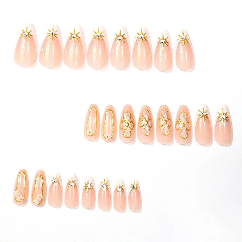 Elegante florale Design-Nagelverzierung Karnz