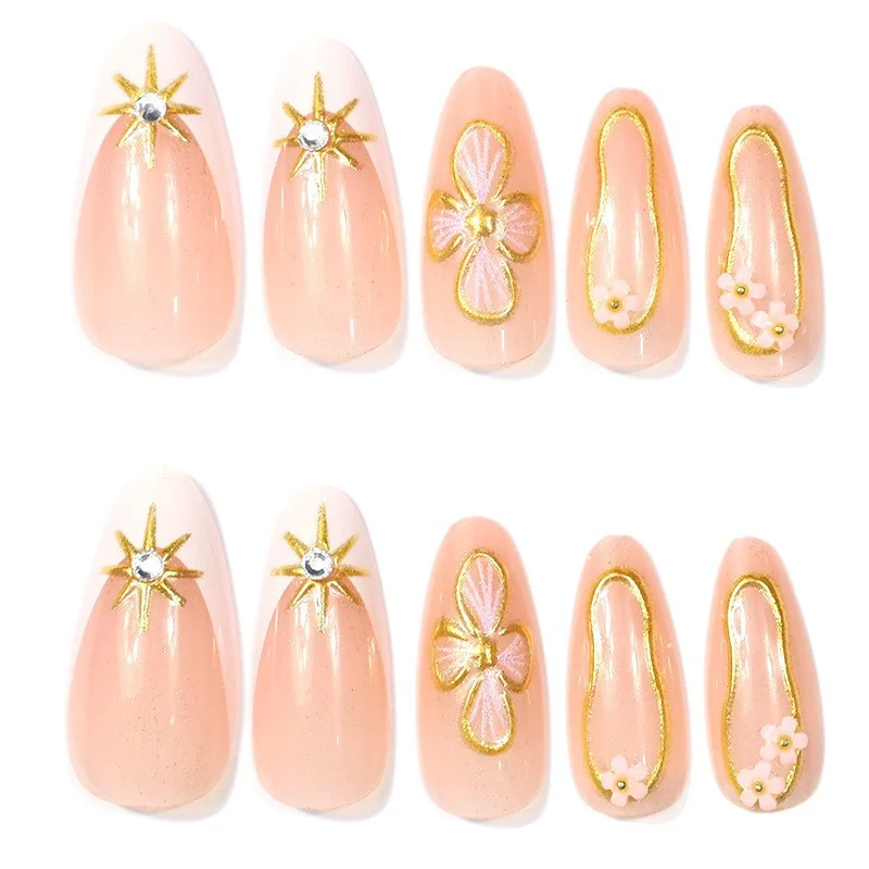 Elegante florale Design-Nagelverzierung Karnz