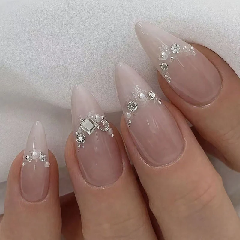 Elegante dekorative Stiletto-Nagelverzierungen Karnz