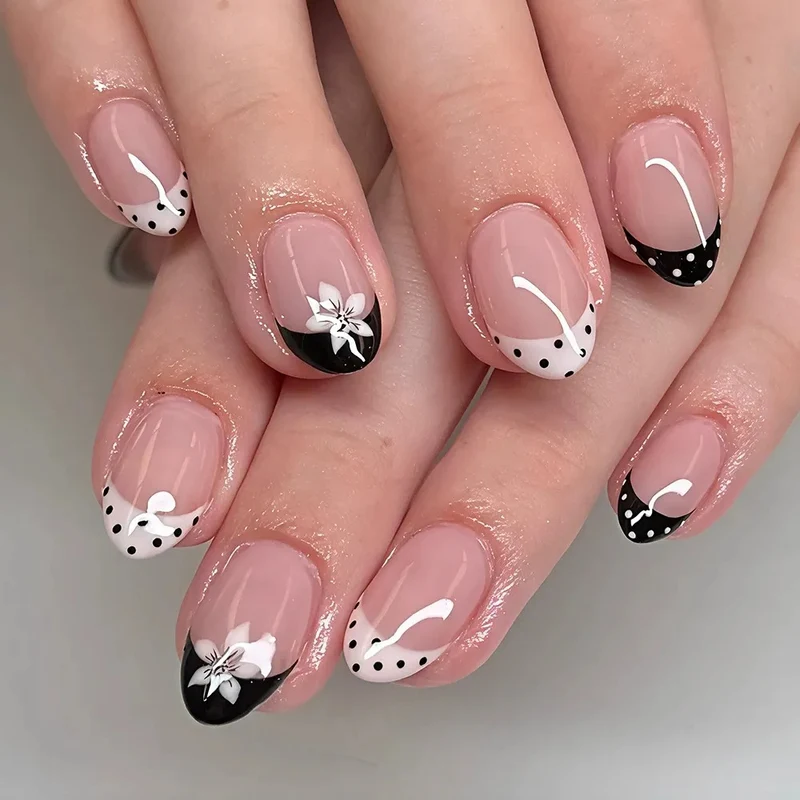 Elegante Schwarz-Weiße Blumennagelkunstverlängerungen Karnz