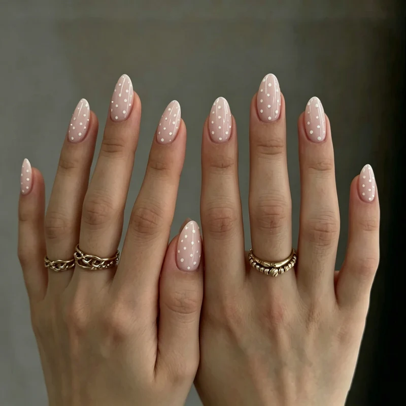 Elegante mandelförmige Nagelkunstverzierungen Karnz 1789915539