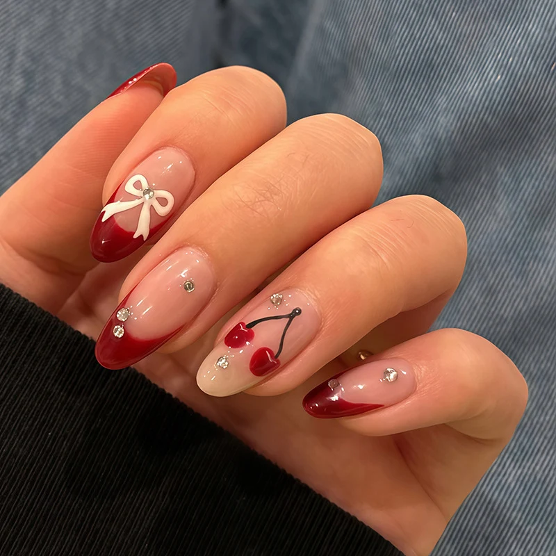 Kunstvolles Nagelset mit Glitzer- und Herzdesign Karnz