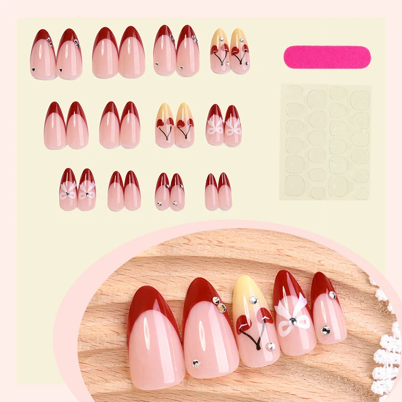 Kunstvolles Nagelset mit Glitzer- und Herzdesign Karnz