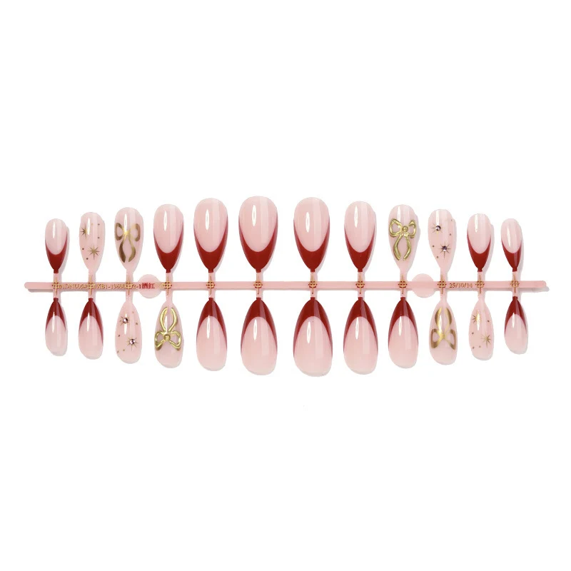 Kunstvolles Nagelset mit Glitzer- und Herzdesign Karnz