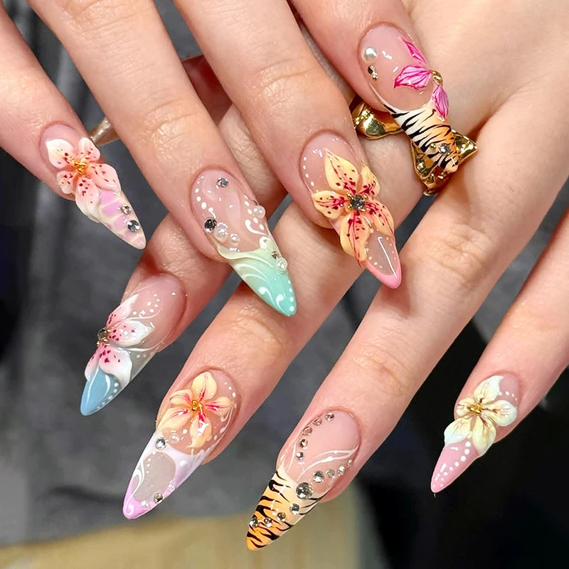 Kunstvolle Nagelset mit floralen Akzenten Karnz