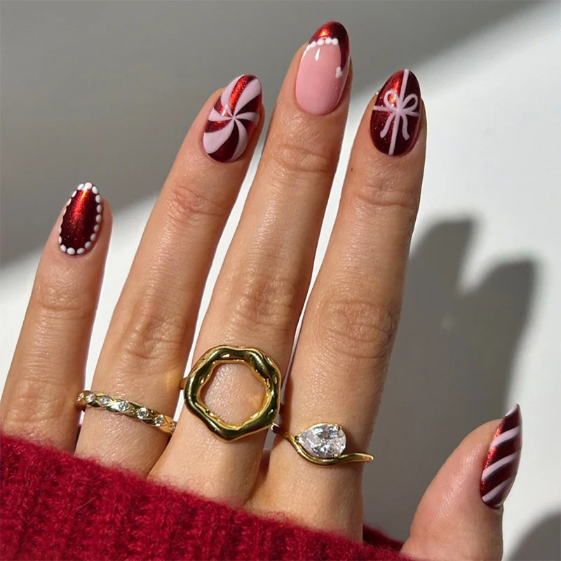 kunstvoll gestaltetes Nagelset mit festlichen Zuckerstangen-Motiven Karnz