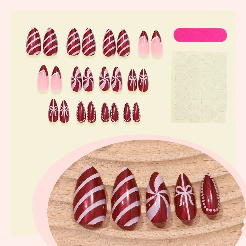 kunstvoll gestaltetes Nagelset mit festlichen Zuckerstangen-Motiven Karnz
