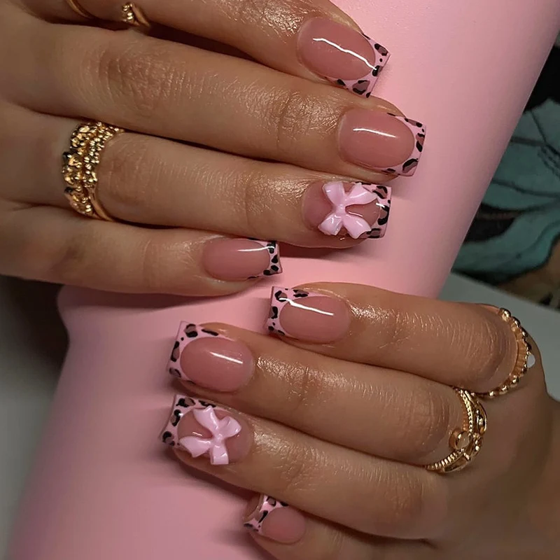 Kunstnagelset mit zarten Schleifen- und Leopardenmustern Karnz