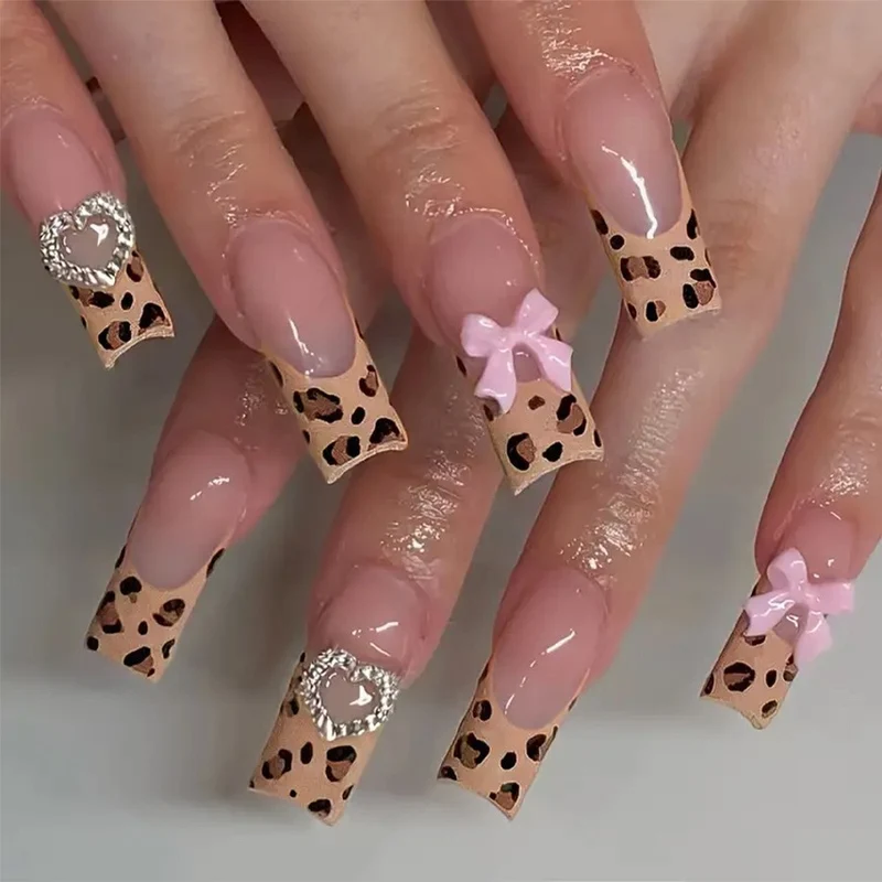 Kunstnagelset mit zarten Schleifen- und Leopardenmustern Karnz