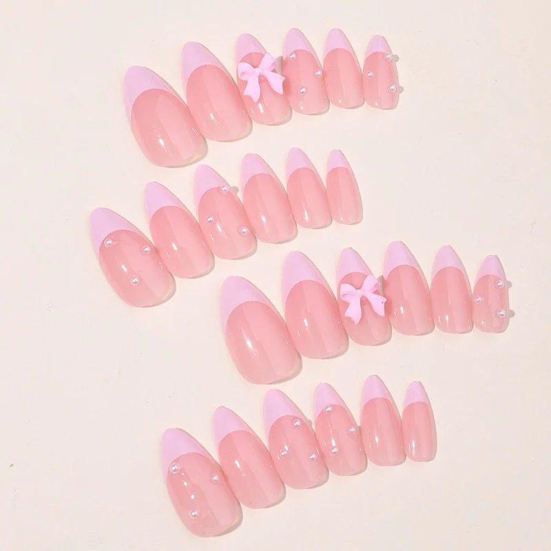 Kunstnagelset mit zarten Schleifen- und Glitzerakzenten Karnz