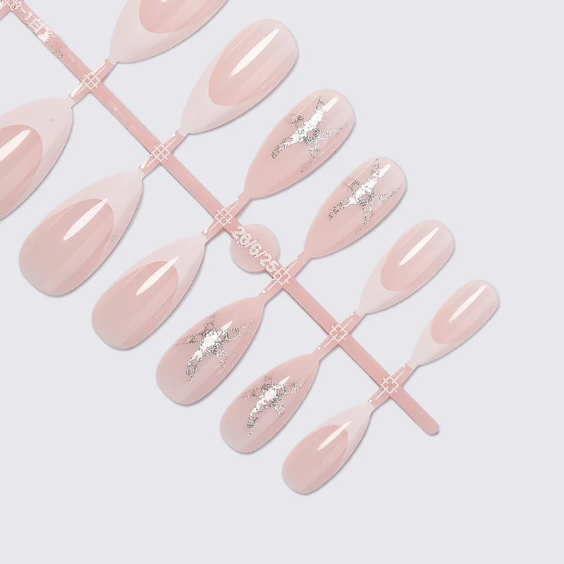 Kunstnagelset mit zarten Perlglanz- und Glitzerakzenten Karnz