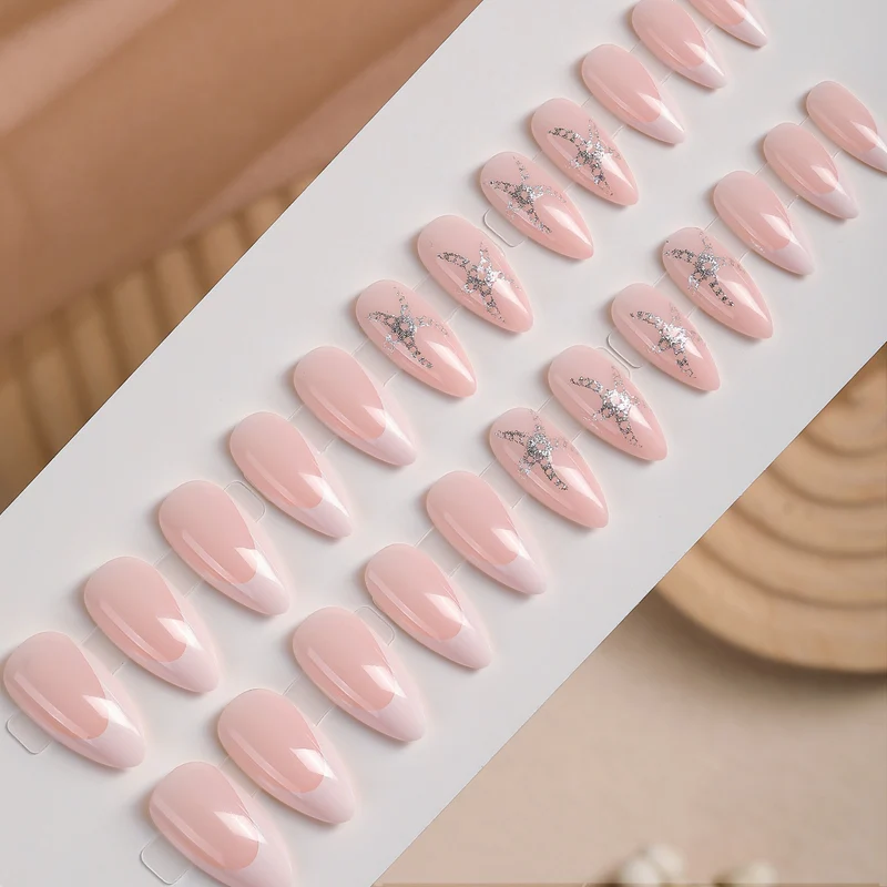 Kunstnagelset mit zarten Perlglanz- und Glitzerakzenten Karnz