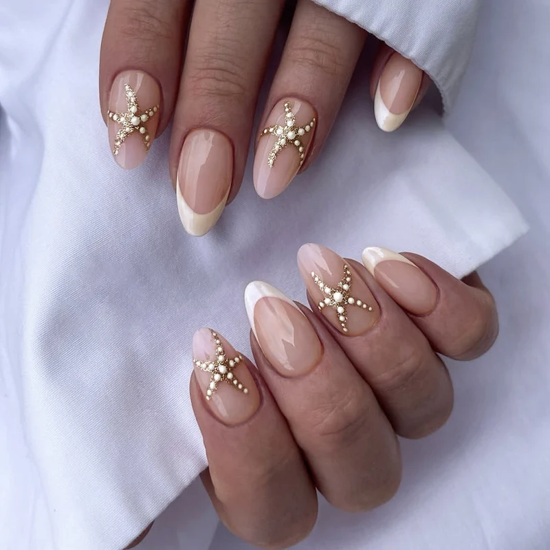Kunstnagelset mit zarten Perlglanz- und Glitzerakzenten Karnz