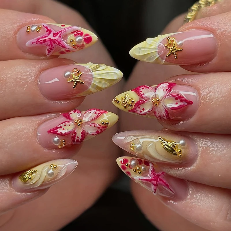 Kunstnagelset mit zarten floralen Verzierungen und Glitzerakzenten Karnz