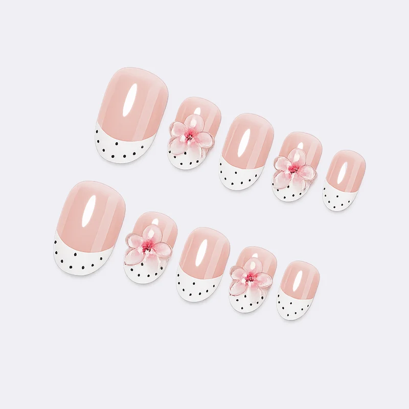 Kunstnagelset mit zarten floralen Designs und eleganten Akzenten Karnz