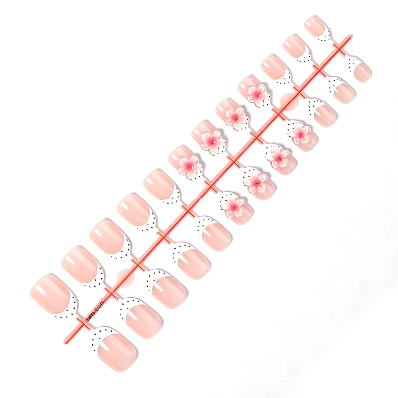 Kunstnagelset mit zarten floralen Designs und eleganten Akzenten Karnz