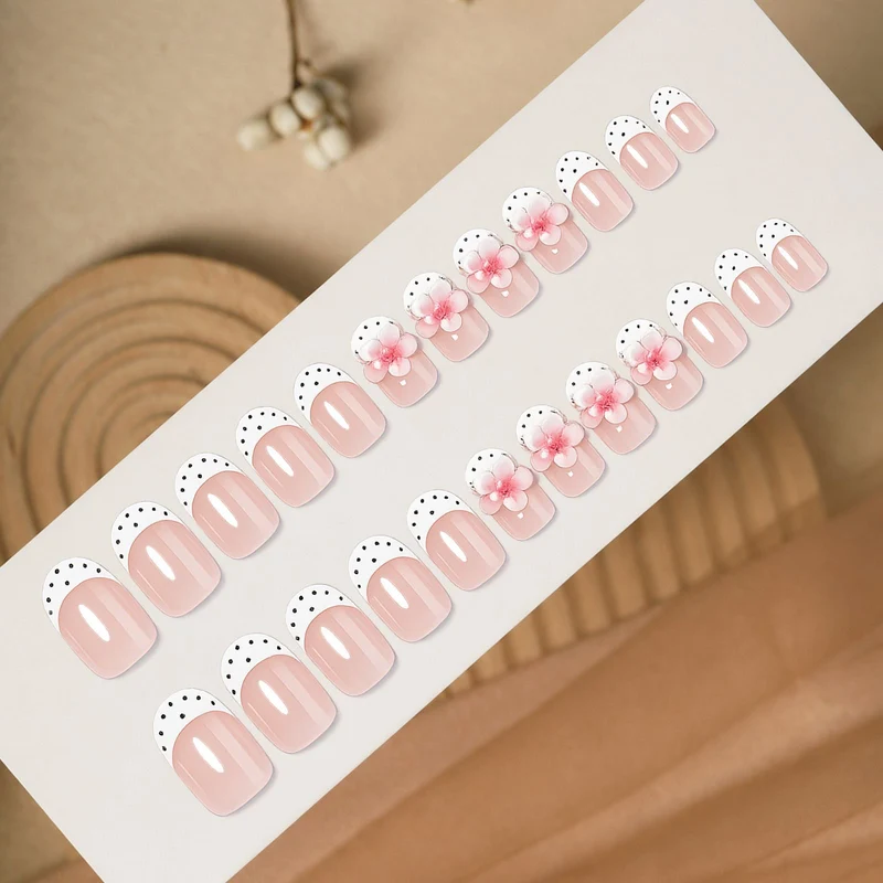 Kunstnagelset mit zarten floralen Designs und eleganten Akzenten Karnz