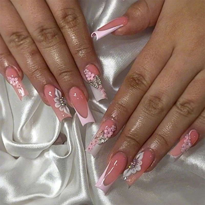Kunstnagelset mit zarten floralen Akzenten Karnz
