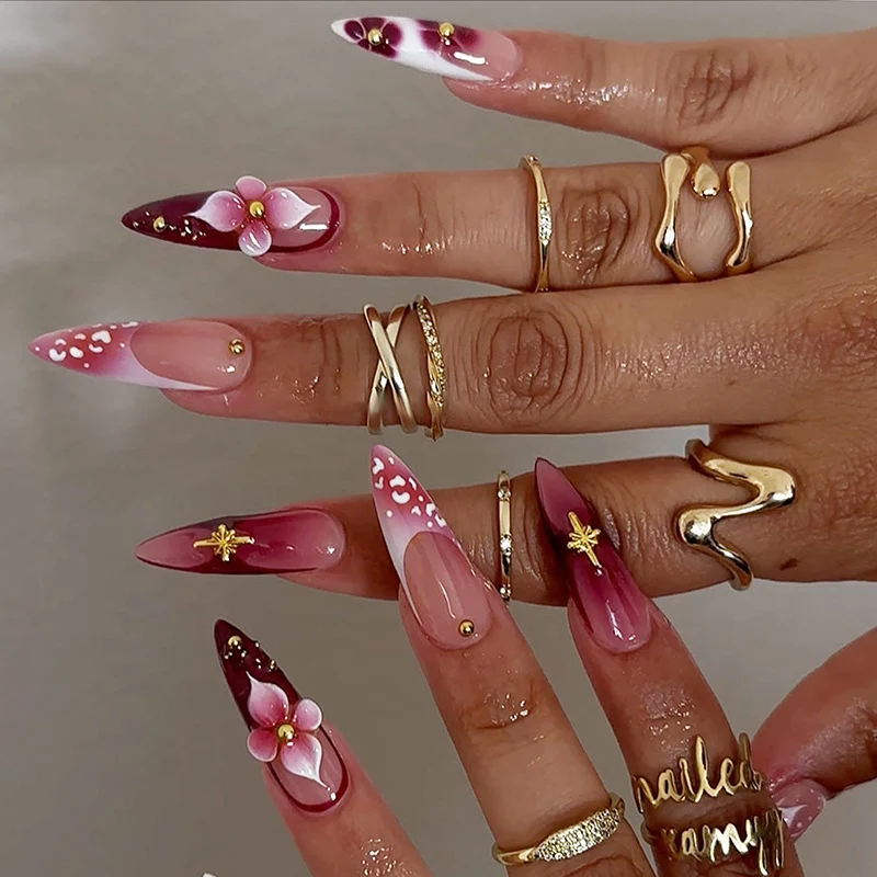Kunstnagelset mit zarten floralem Design und glamourösen Akzenten Karnz