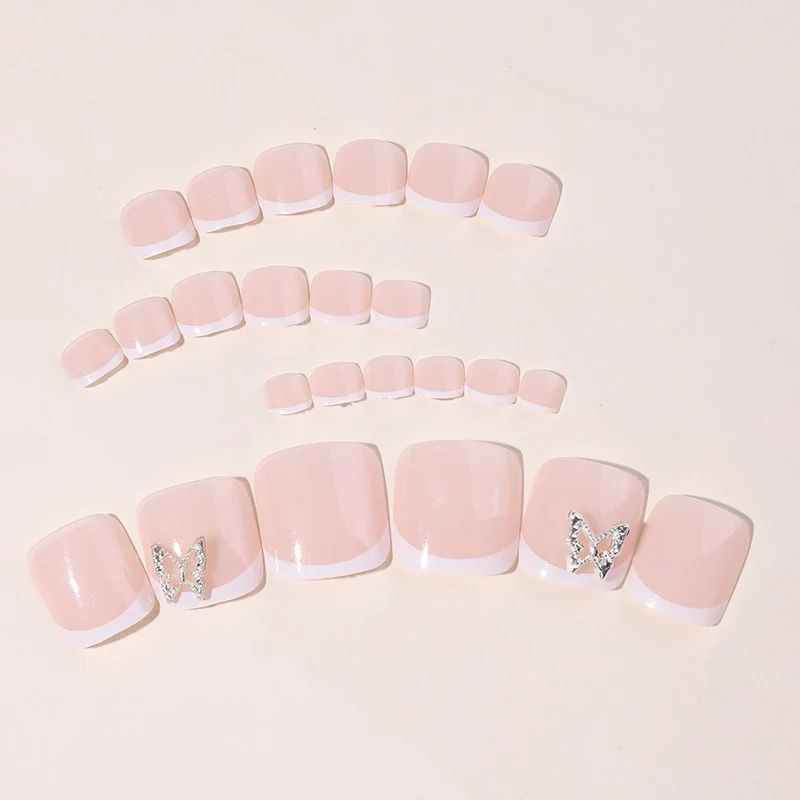 Kunstnagelset mit zarten Dekorationen und Glitzer-Motiven Karnz