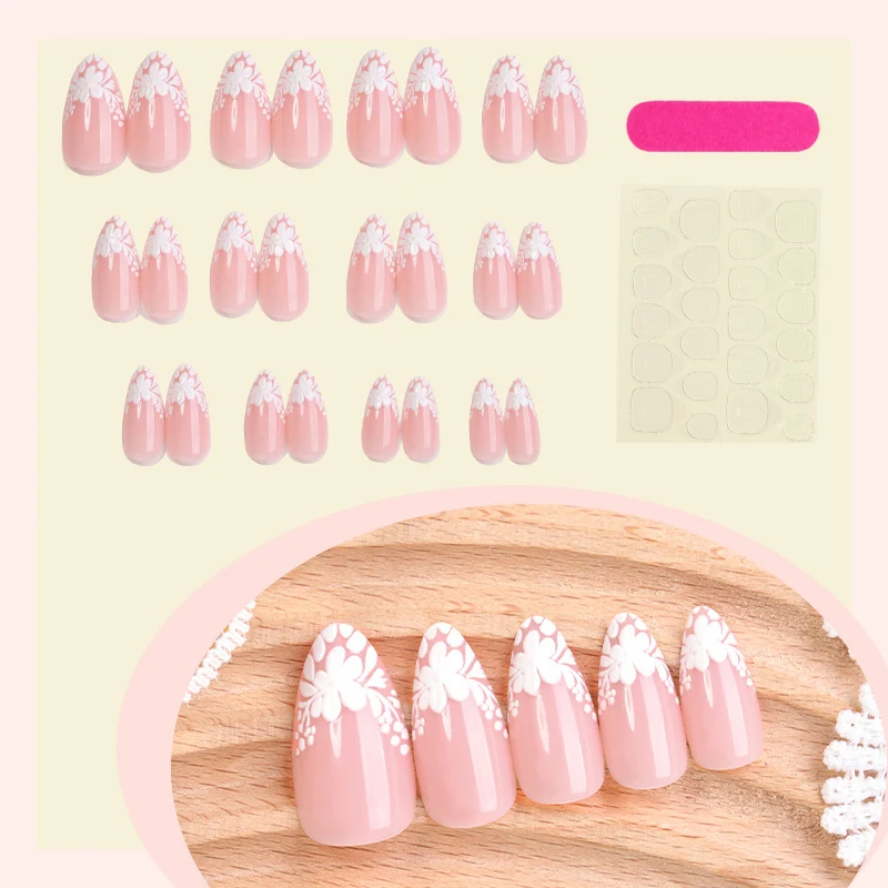 Kunstnagelset mit zarten Blütenverzierungen und durchscheinendem Finish Karnz