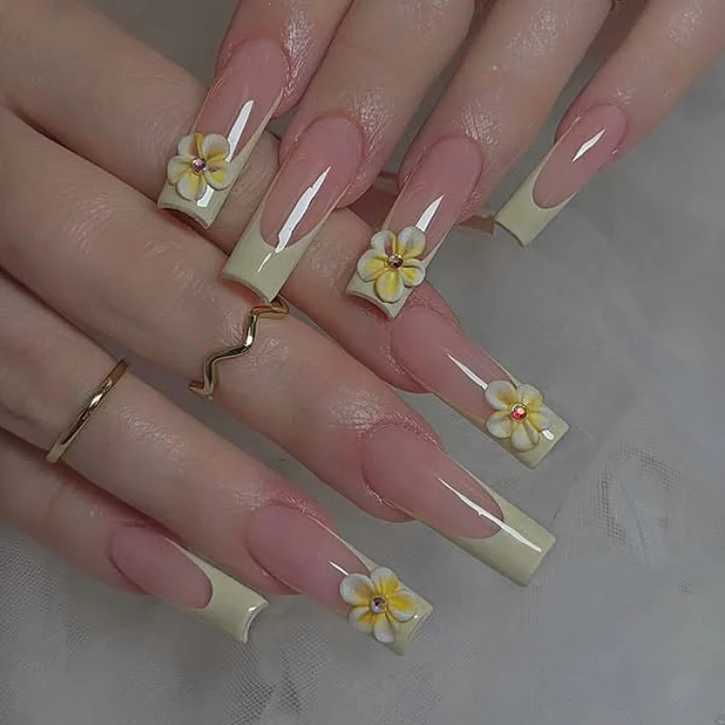 Kunstnagelset mit zarten Blütenverzierungen Karnz