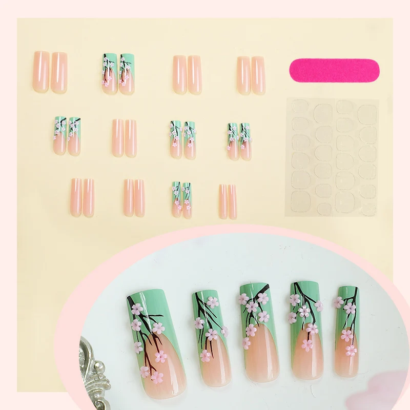 Kunstnagelset mit zarten Blüten- und Naturtönen Karnz