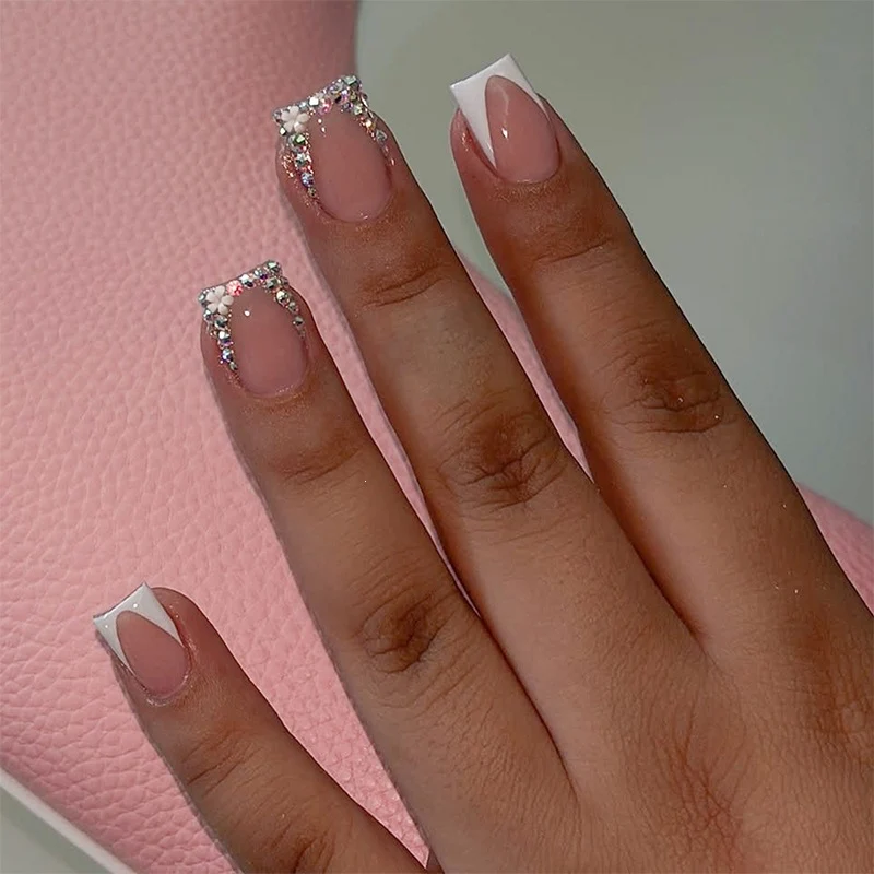 Kunstnagelset mit zarten Blüten- und Glitzerakzenten Karnz
