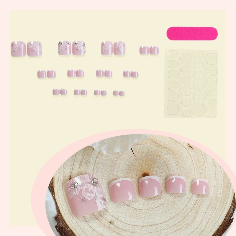 Kunstnagelset mit zarten Blüten-Design und Glitzerakzenten Karnz