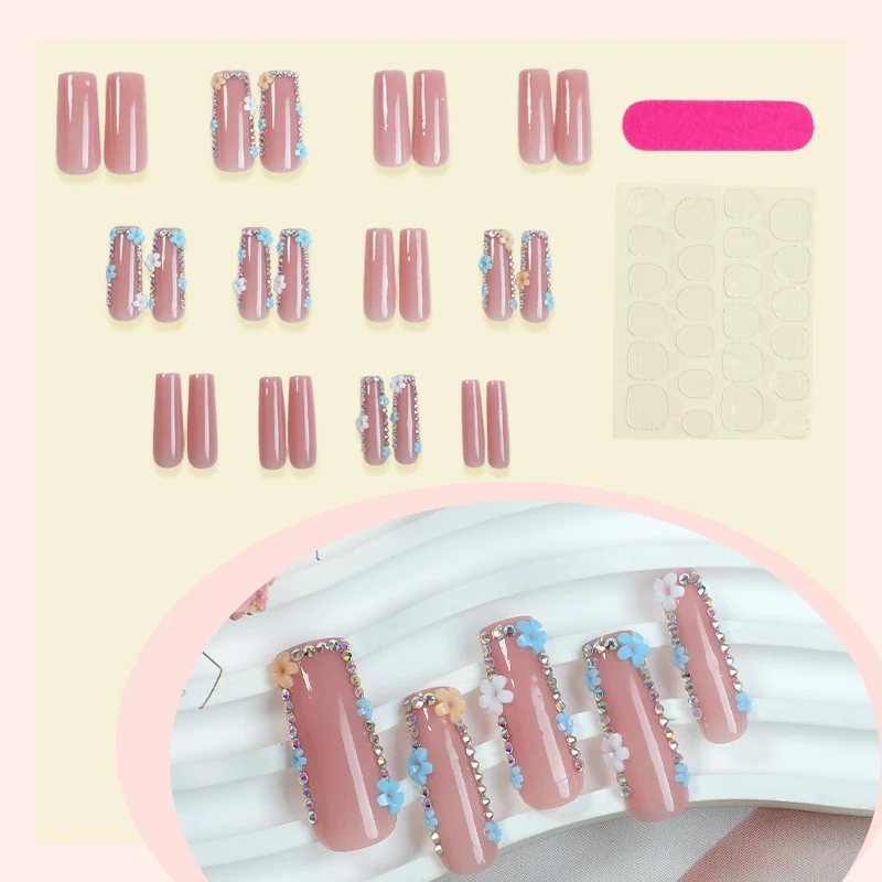 Kunstnagelset mit zarten Blumenverzierungen und Glitzerakzenten Karnz