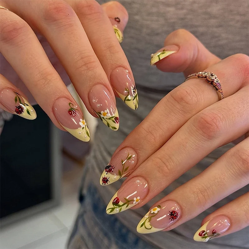 Kunstnagelset mit zarten Blumen- und Marienkäfer-Muster Karnz