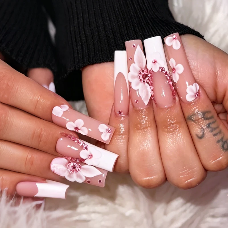 Kunstnagelset mit zarten Blumen- und Glitzerdetails Karnz