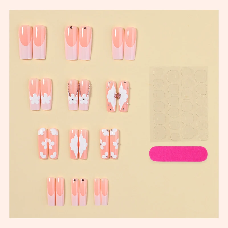 Kunstnagelset mit zarten Blumen- und Glitzerdetails Karnz