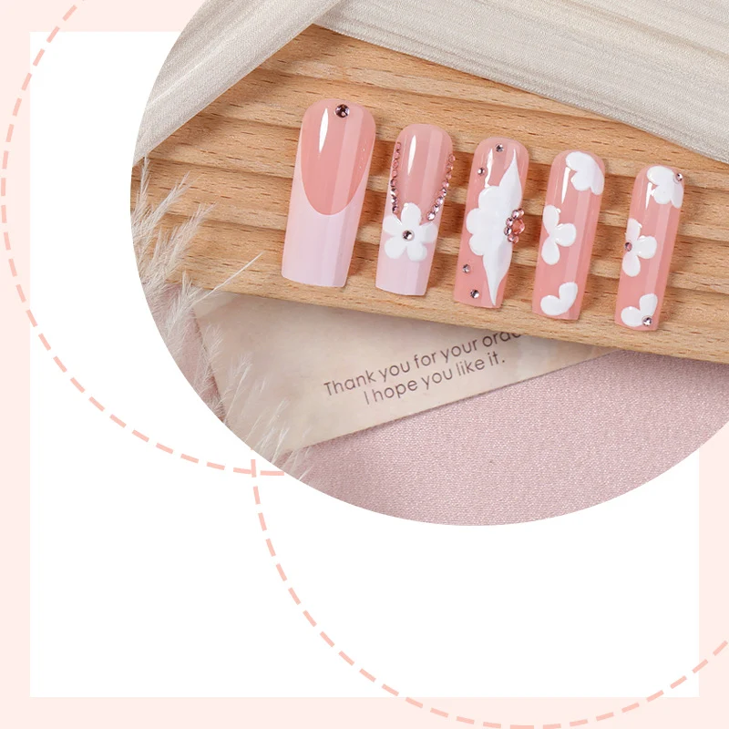 Kunstnagelset mit zarten Blumen- und Glitzerdetails Karnz