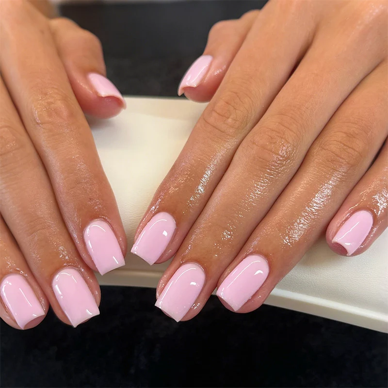 Kunstnagelset mit zartem und transparentem Finish Karnz