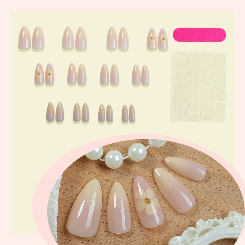 Kunstnagelset mit zartem Blumenmuster Karnz