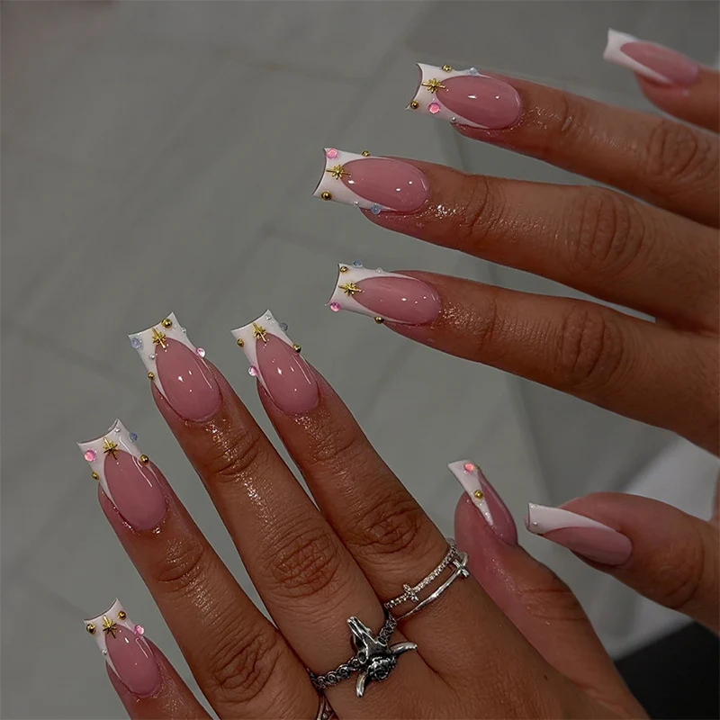 Kunstnagelset mit zartem Blumendekor Karnz