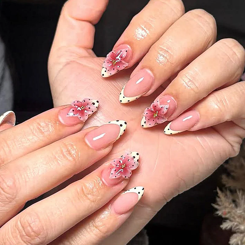 Kunstnagelset mit zartem Blumen- und Glitzermuster Karnz