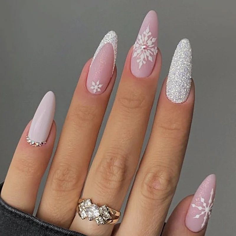 Kunstnagelset mit winterlichen Schneeflocken-Design Karnz