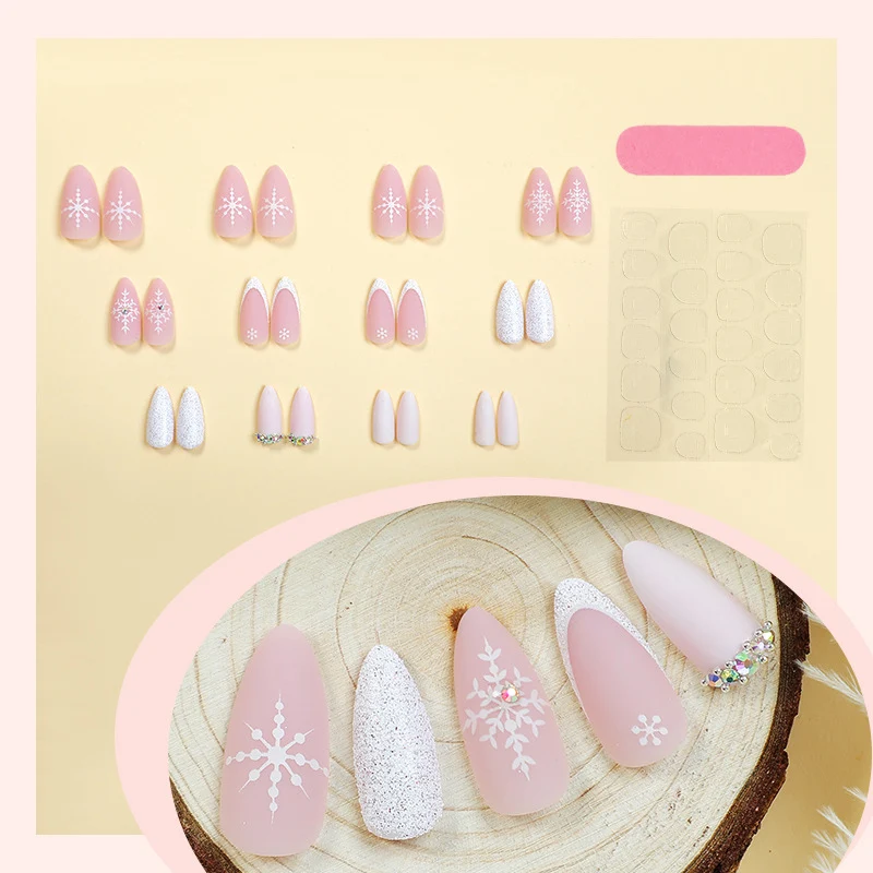 Kunstnagelset mit winterlichen Schneeflocken-Design Karnz