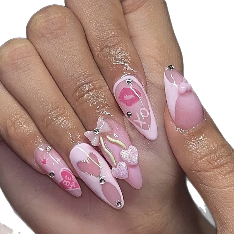 Kunstnagelset mit verspielten Herz- und Lippenmotiven Karnz