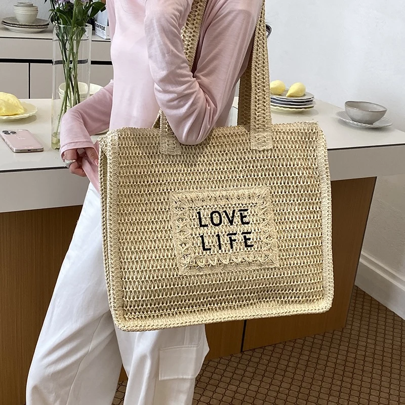 Gewebte Strohtasche mit inspirierendem Druck