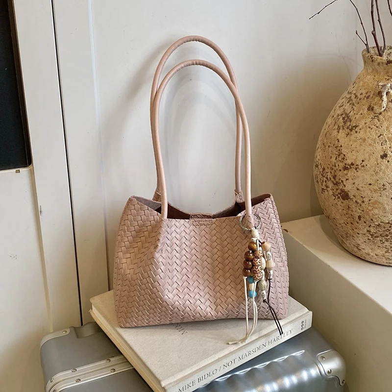 Gewebte Leder-Tote mit dekorativen Charms