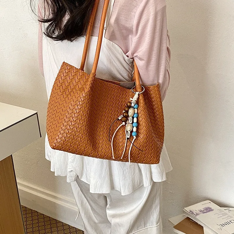 Gewebte Leder-Tote mit dekorativen Charms